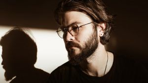 Мужские серьги с драгоценными и полудрагоценными камнями: модные тренды