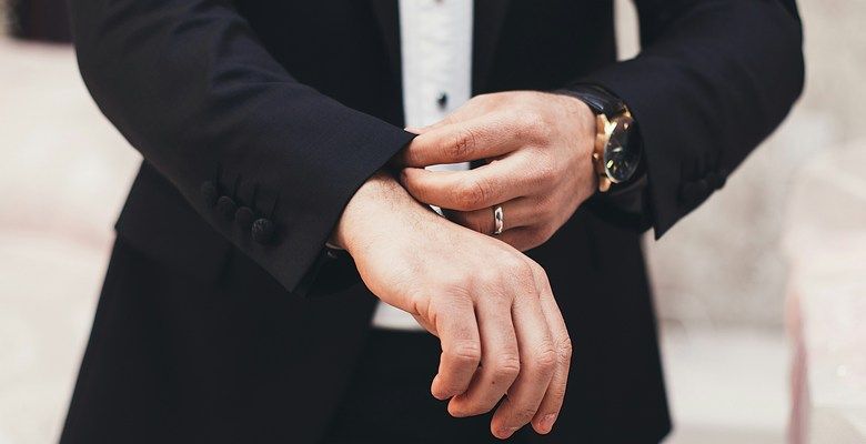 Не только кольцо: ТОП-5 стильных украшений на свадьбу для жениха