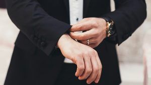 Не только кольцо: ТОП-5 стильных украшений на свадьбу для жениха Не только кольцо: ТОП-5 стильных украшений на свадьбу для жениха