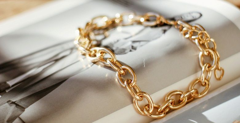 Топ-5 ювелирных подарков для молодых девушек