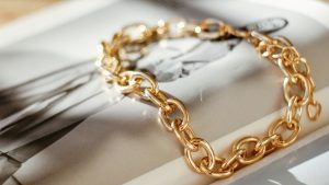 Топ-5 ювелирных подарков для молодых девушек