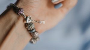 История возникновения браслетов-шармов