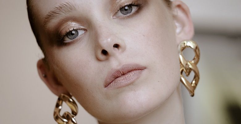 Как выбрать ювелирные украшения под форму лица