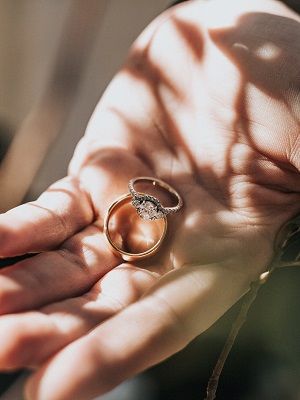 обручальное кольцо с бриллиантом