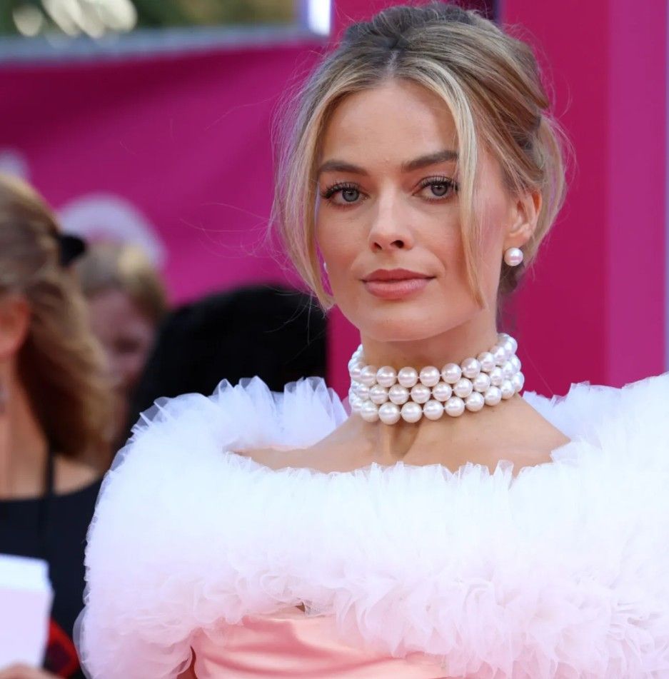 Марго Робби в жемчужном колье от Assael на премьере фильма «Барби» Марго Робби в жемчужном колье от Assael на премьере фильма «Барби»