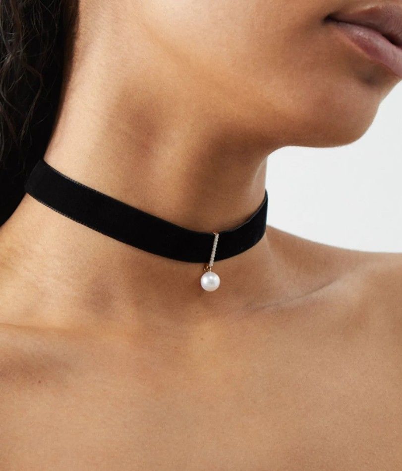 Чокер от ювелирного дизайнера Mateo в виде бархатной ленты, на которой закреплен кулон с бриллиантами и жемчугом Чокер от ювелирного дизайнера Mateo в виде бархатной ленты, на которой закреплен кулон с бриллиантами и жемчугом