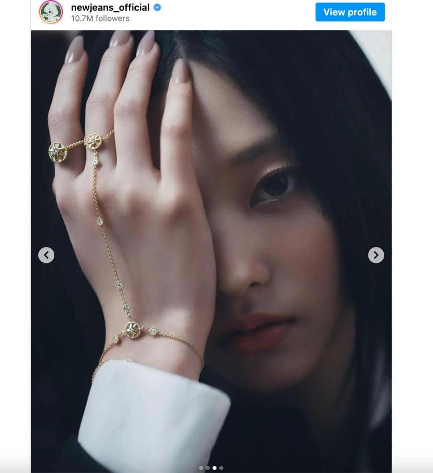 Haerin из K-pop группы NewJeans носит украшение на руку из коллекции Dior Rose Des Vents Haerin из K-pop группы NewJeans носит украшение на руку из коллекции Dior Rose Des Vents