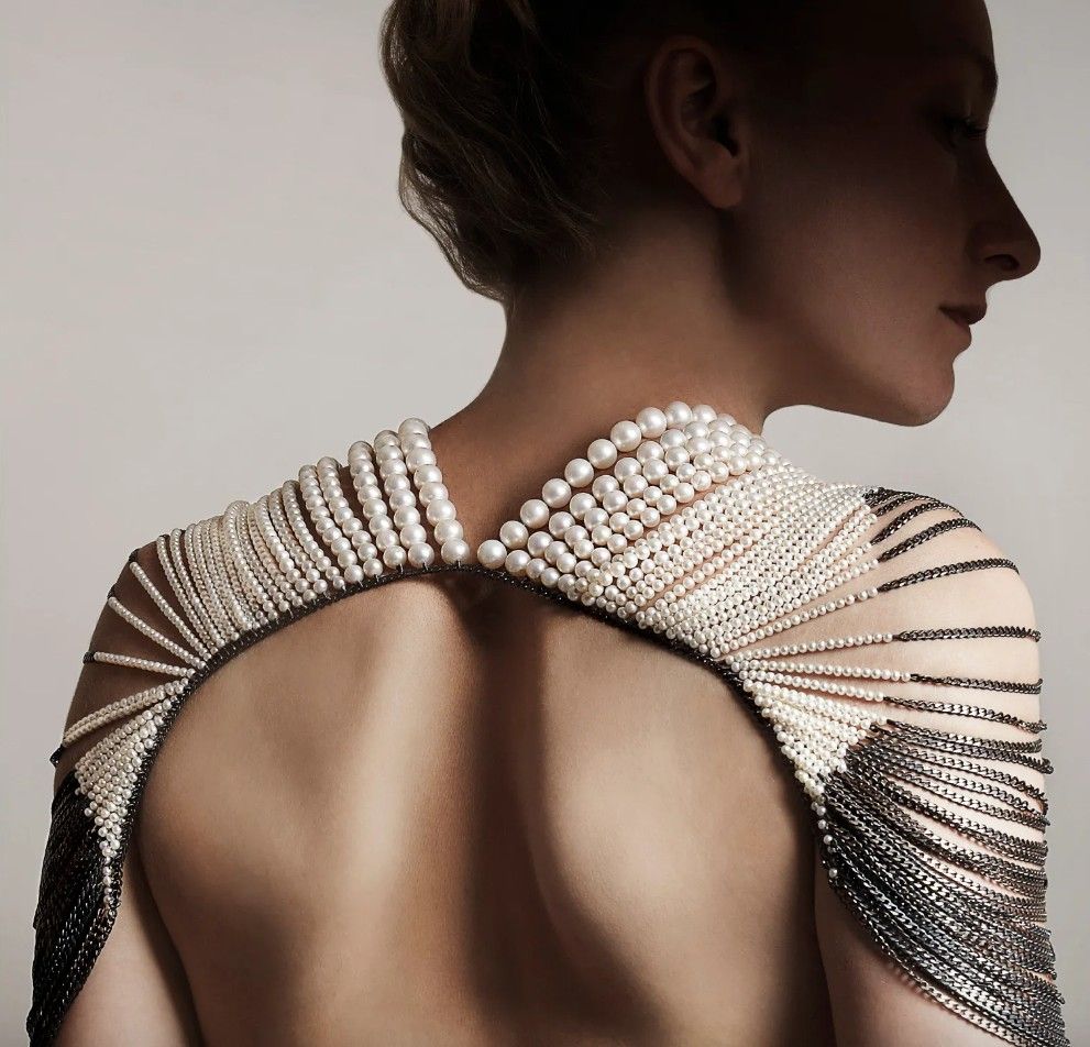 «Накидка-ожерелье» от Мелани Георгакопулос в галерее Луизы Гиннесс «Накидка-ожерелье» от Мелани Георгакопулос в галерее Луизы Гиннесс