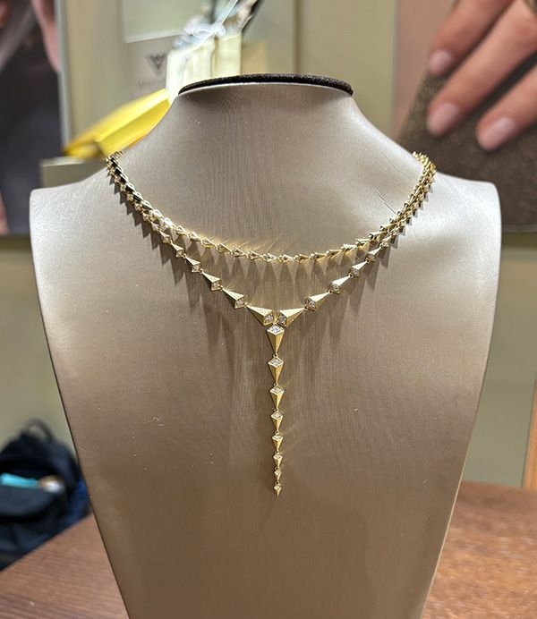 Vendorafa дополнила свой новый лариат еще одним изящным золотым ожерельем
