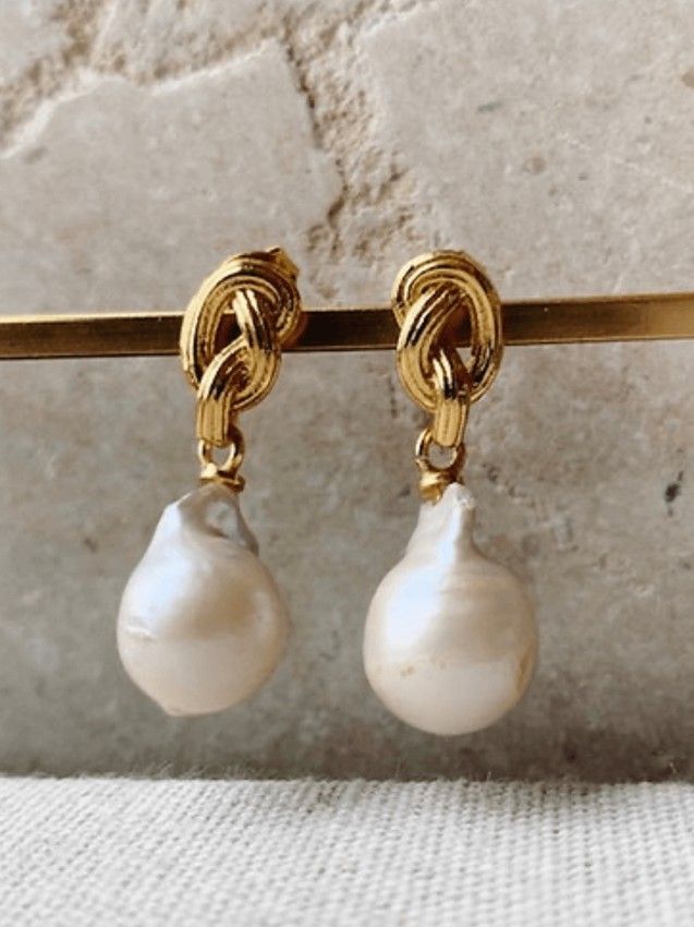 Серьги Synthea от Shyla London из стерлингового серебра с покрытием из 22-каратного желтого золота, украшенные стеклом (58 фунтов стерлингов) Серьги Synthea от Shyla London из стерлингового серебра с покрытием из 22-каратного желтого золота, украшенные стеклом (58 фунтов стерлингов)