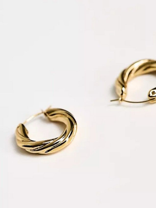 Витые серьги-кольца из нержавеющей стали от ASOS (12 фунтов стерлингов) Витые серьги-кольца из нержавеющей стали от ASOS (12 фунтов стерлингов)