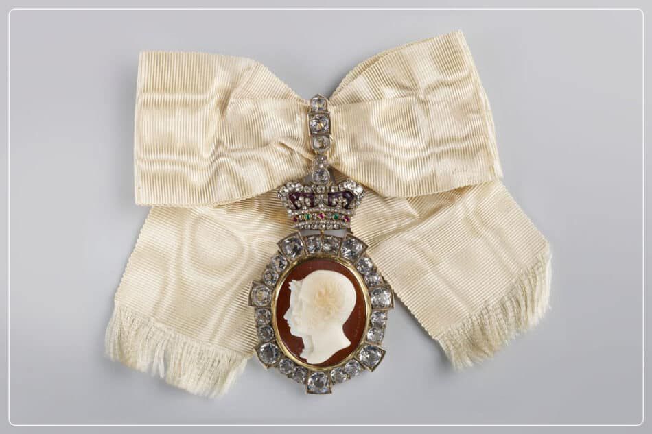 Овдовев, королева Виктория заказала серию камей из оникса с двойным портретом ее и ее покойного мужа, украшенных драгоценными камнями, для вручения в качестве значков членам Королевского ордена Виктории и Альберта
