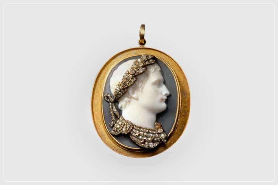 Во времена правления Наполеона портреты на камеях часто украшали драгоценностями. Здесь Наполеон изображен в лавровой короне и доспехах, усыпанных бриллиантами