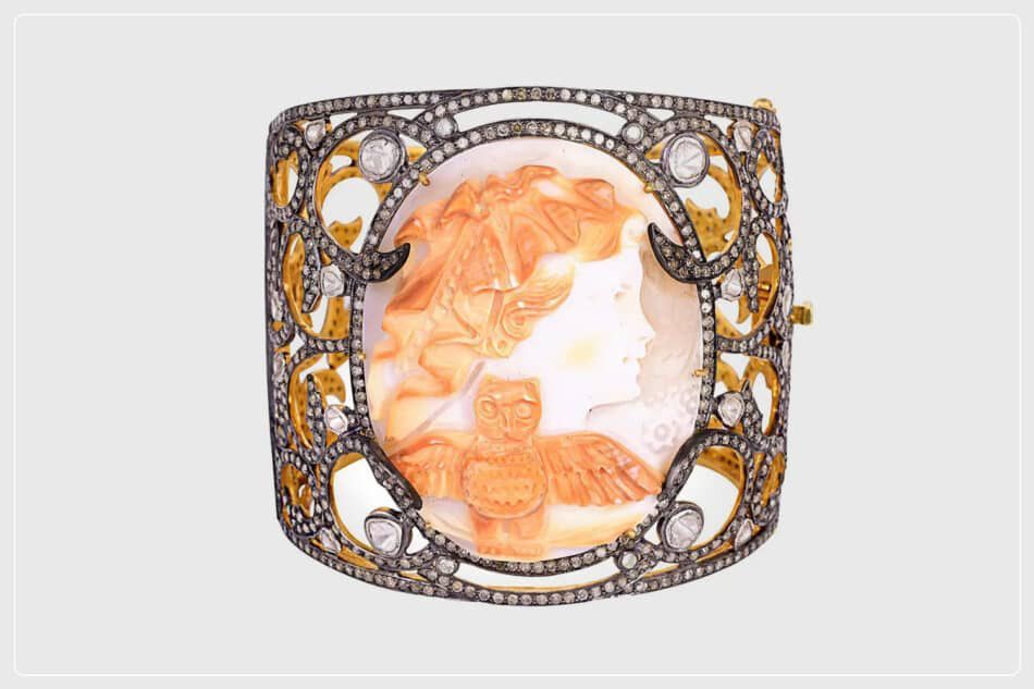Камея из раковины в браслете-манжете от Artisan NYC с бриллиантами, золотом и серебром, 2015 год