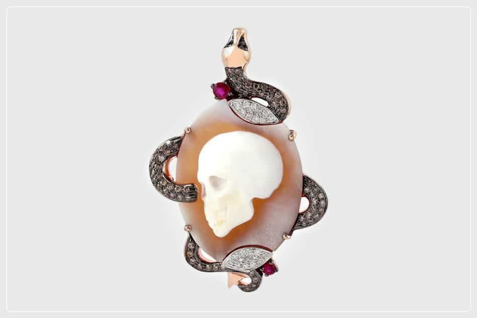 Камея из раковины в подвеске в виде змеи от Meghna Jewels из бриллиантов, рубинов и золота, 2019 год