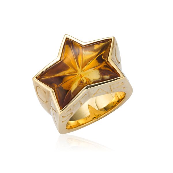 Кольцо от Stephen Webster из желтого золота 18 карат со звездчатым цитрином огранки кабошон Кольцо от Stephen Webster из желтого золота 18 карат со звездчатым цитрином огранки кабошон