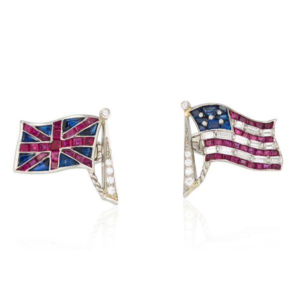 Запонки от Oscar Heyman из платины с рубинами и сапфирами калиброванной огранки, бриллиантами багетной и круглой огранки Запонки от Oscar Heyman из платины с рубинами и сапфирами калиброванной огранки, бриллиантами багетной и круглой огранки