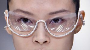 Fendi представляет на Неделе моды солнцезащитные очки с бриллиантами Fendi представляет на Неделе моды солнцезащитные очки с бриллиантами