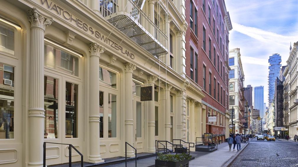 Компания Watches of Switzerland понизила прогноз на весь год