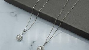 Подвески с белыми камнями: какие бывают, как выбрать и носить