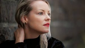 Серьги с черными камнями: какие бывают, как выбрать и носить