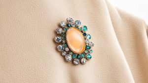 Как носить броши на пальто, чтобы это было модно и актуально Как носить броши на пальто, чтобы это было модно и актуально