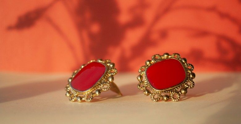 Как носить серьги в духе 80-х