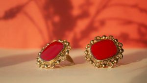 Как носить серьги в духе 80-х