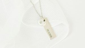 Какие украшения подарить молодой маме