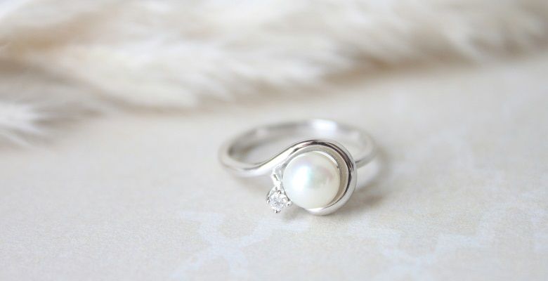 Кольца с белыми камнями: какие бывают, как выбрать и носить
