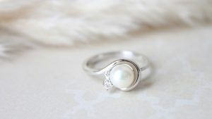 Кольца с белыми камнями: какие бывают, как выбрать и носить