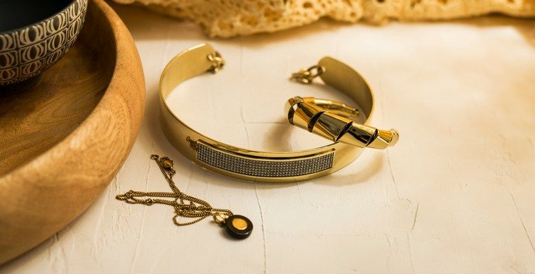 Крупные колье и бусы для молодых девушек: как носить и сочетать с гардеробом