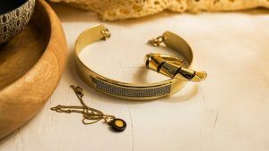 Крупные колье и бусы для молодых девушек: как носить и сочетать с гардеробом