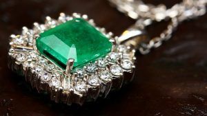 Подвески с зелеными камнями: какие бывают, как выбрать и носить