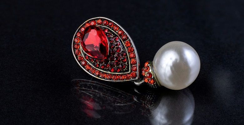 Серьги с красными камнями: какие бывают, как выбрать и носить