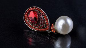 Серьги с красными камнями: какие бывают, как выбрать и носить Серьги с красными камнями: какие бывают, как выбрать и носить