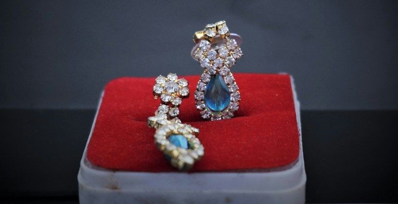 Серьги с синими камнями: какие бывают, как выбрать и носить