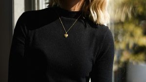 Водолазки + колье и подвески: как грамотно сочетать? Водолазки + колье и подвески: как грамотно сочетать?