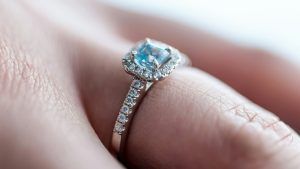 Кольца с синими камнями: какие бывают, как выбрать и носить