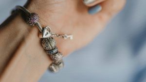 Как правильно почистить серебряный браслет в домашних условия