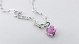 Подвески с розовыми камнями: какие бывают, как выбрать и носить