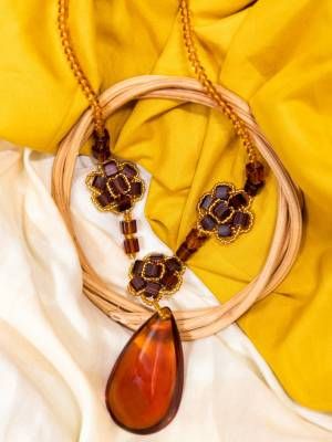 Подвеска с желтыми камнями