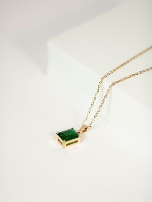 Подвески с зелеными камнями