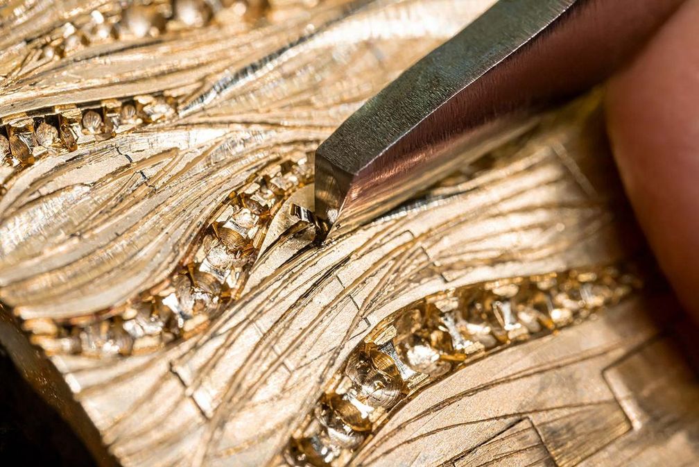 Резец, предназначенный для обработки золота, вырезает на золоте шелковистую текстуру, которую Piaget называет Palace Décor