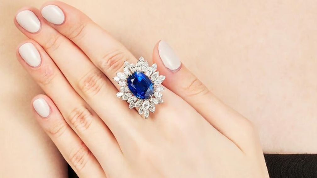 Кольцо с сапфиром и бриллиантом заняло первое место на недавнем ювелирном аукционе Sotheby's в Гонконге Кольцо с сапфиром и бриллиантом заняло первое место на недавнем ювелирном аукционе Sotheby's в Гонконге
