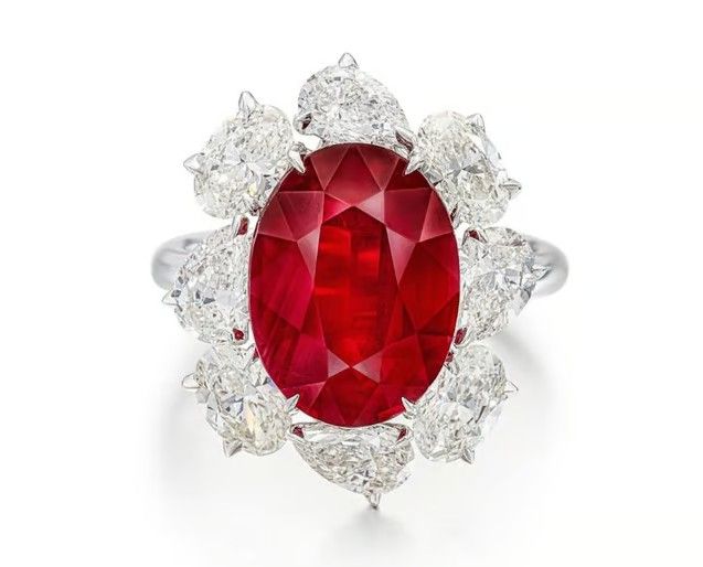 Кольцо с центральным мозамбикским рубином овальной формы весом 7,02 карата Кольцо с центральным мозамбикским рубином овальной формы весом 7,02 карата