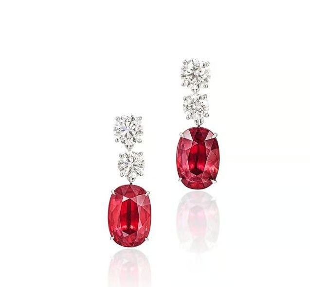 Серьги с бриллиантами классической огранки и подвесками из овальных рубинов Серьги с бриллиантами классической огранки и подвесками из овальных рубинов
