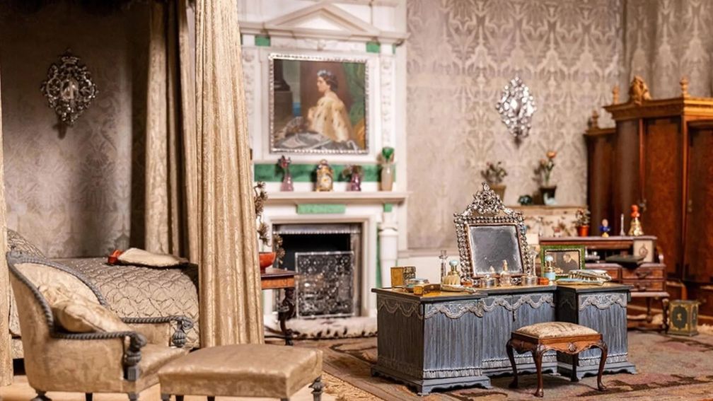 Внутри украшенного драгоценностями кукольного домика королевы Марии