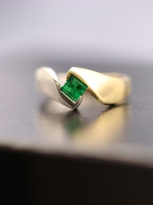 кольцо с изумрудом