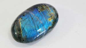 Интересные факты о лабрадорите: символы и традиции